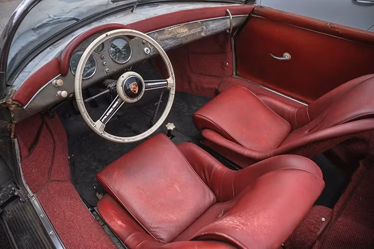 Đáng tiếc nội thất của chiếc xe Porsche 356 Speedster Pre-A cổ điển cực hiếm này buộc phải làm lại toàn bộ vì chất liệu da không được bảo quản tốt.