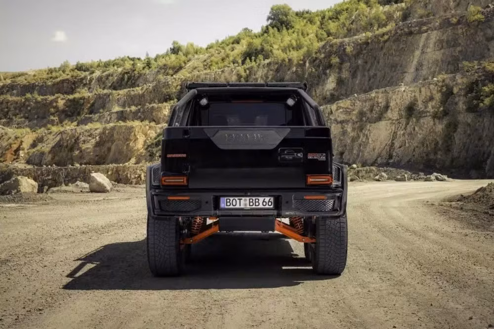 Một vách ngăn phía sau mới cũng được lắp đặt phía sau hàng ghế sau, và thùng hàng được ốp gỗ tếch mềm mại. Bậc lên xuống chỉnh điện giúp lên thùng xe dễ dàng hơn, cùng với thanh chống lật kép, được trang bị hai đèn LED công suất lớn.