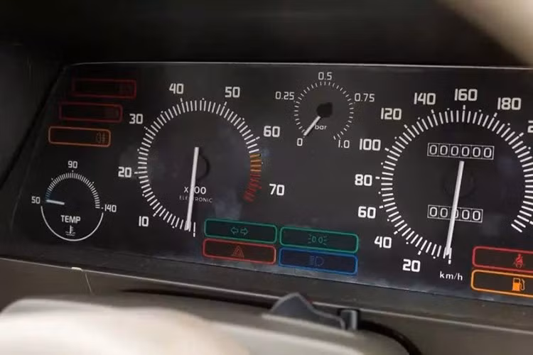 Ngoài hệ thống treo chủ động, Etna còn được trang bị hệ thống kiểm soát lực kéo, phanh chống bó cứng và công nghệ khử tiếng ồn chủ động. Quan trọng hơn, nó được trang bị động cơ V8 do Tony Rudd, người cũng góp phần thiết kế Lotus 78, phát triển. Đây là chiếc xe hiệu ứng mặt đất đầu tiên trong lịch sử Công thức 1, đã giành được 7 chiến thắng và bốn lần lên bục vinh quang vào các năm 1977 và 1978.