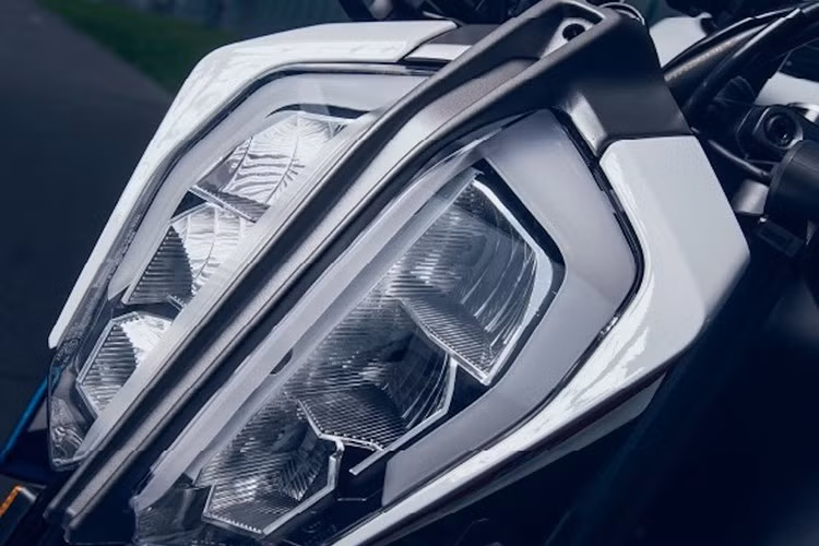 Mẫu xe môtô nake-bike KTM 160 Duke 2025 được trang bị hệ thống đèn full LED, vành hợp kim 5 cây kèm lốp không săm, phuộc trước WP Apex USD, ABS tắt được bánh sau và hệ thống treo sau monoshock.