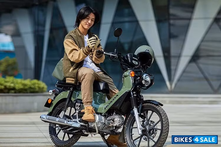 Bộ tem trên Honda Cross Cub 110 2025 nâng cấp mang phong cách outdoor cùng vành nan chữ Y 17 inch tạo nét giao thoa giữa cổ điển và năng động.