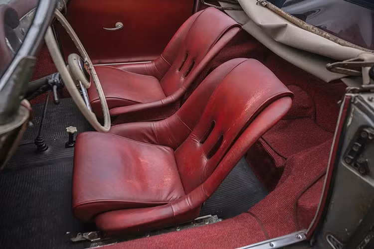 Các bộ phận phụ trợ được tân trang và lớp vỏ kim loại được hoàn thiện lại đúng cách. Hộp số sàn cũng được tháo dỡ để kiểm tra và sửa lại các chi tiết bị hao mòn.