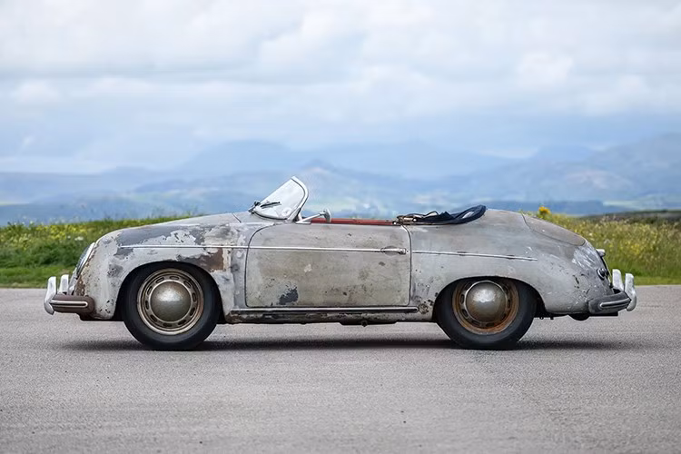 Sau khi các chuyên gia kiểm tra hồ sơ, chiếc xe được xác nhận sản xuất năm 1955 và mua mới từ đầu. Toàn bộ xe khi các chuyên gia đến giám định hiện trạng có dấu hiệu hư hỏng, lớp sơn ngoại thất bị bong tróc.