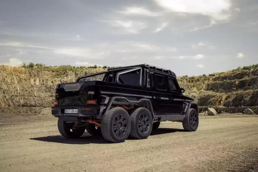 Nhà độ lừng danh đã chế tạo một khung thép đồ sộ cho thân xe để biến mẫu xe này từ SUV thành xe bán tải khổng lồ với chiều dài lên đến 6,23 mét. Xe có khoảng sáng gầm 47 cm và chiều dài cơ sở được kéo dài thêm 153 cm.