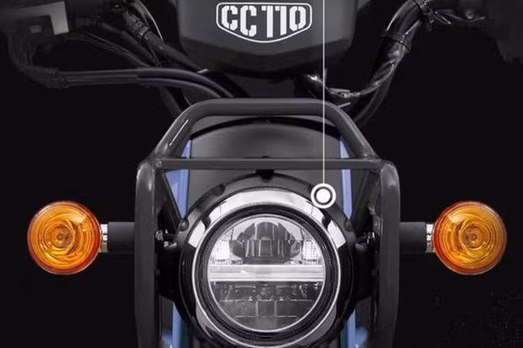 Phần đầu xe gây ấn tượng với đèn pha LED dạng tròn được bao quanh bởi viền khung bảo vệ kim loại nhằm tạo điểm nhấn thẩm mỹ. Xe còn có cụm đồng hồ kết hợp giữa analog và màn hình LCD,...