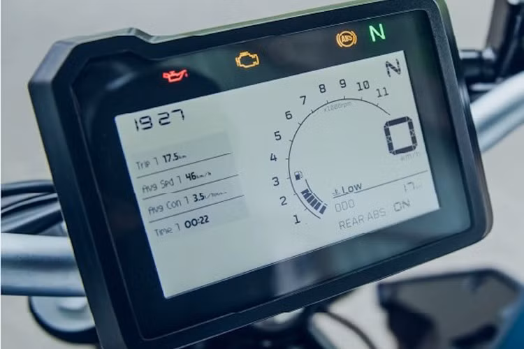 Với 160 Duke, KTM trang bị cụm đồng hồ LCD 5 inch có khả năng kết nối Bluetooth cùng các tính năng kết nối điện thoại thông minh khác như nhận cuộc gọi, phát nhạc và dẫn đường từng chặng.