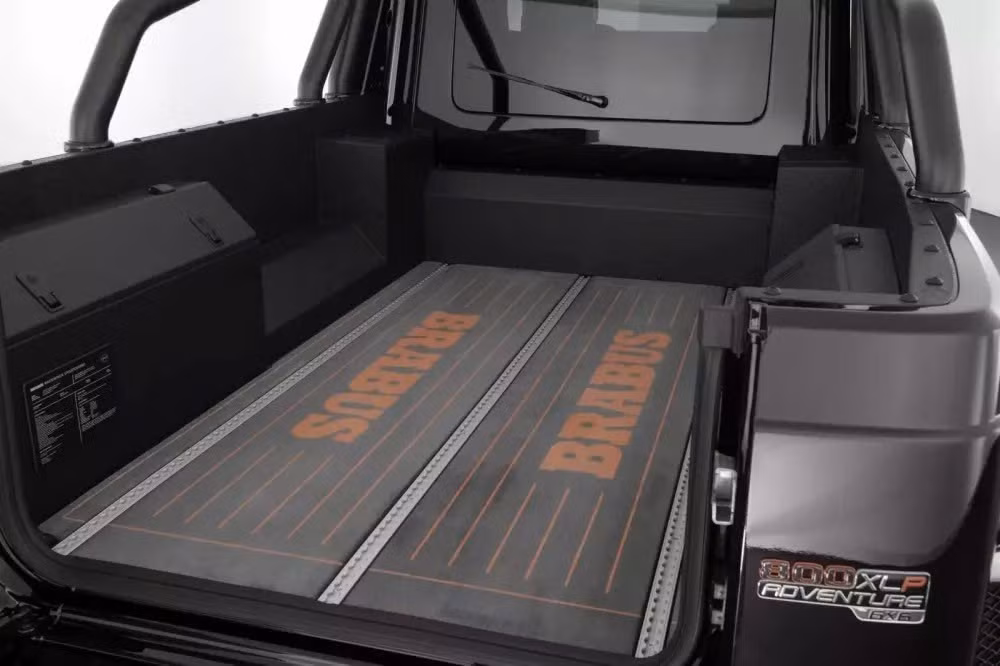 Brabus cho biết hệ số giảm xóc có thể được điều chỉnh từ cabin, đồng thời cho biết thêm rằng sáu bánh xe có kích thước 9,5x22 inch và được bọc trong lốp 325/55 vừa vặn với vòm bánh xe cực rộng với viền carbon lộ ra ngoài.