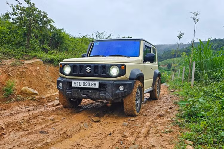 Suzuki Jimny ﻿Trong tháng 6/2025, Suzuki Jimny nằm ở vị trí cuối cùng trong top 10 ôtô bán ế thị trường Việt Nam. Tuy nhiên, sang tháng 7/2025, mẫu xe này đã tụt xuống vị trí thứ 5 với doanh số chỉ 17 chiếc, giảm đến 48,4%. Điểm yếu của Suzuki Jimny tại Việt Nam nằm ở giá cao, kích thước, trang bị tiện nghi và an toàn của xe chưa tương xứng giá bán. Ngoài ra, xe còn có nguồn cung hạn chế vì nhập khẩu nguyên chiếc từ Nhật Bản.