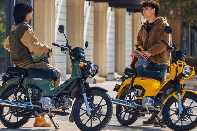 Tại thị trường Trung Quốc, Honda Cross Cub 110 2025 được phân phối với giá hơn 47,5 triệu đồng. Tại Việt Nam, giá Honda Cross Cub 110 dao động từ 60 - 70 triệu đồng, tùy thuộc vào phiên bản và nguồn nhập hàng (chính hãng hay nhập tư nhân).