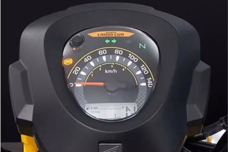 Màn hình của xe không lớn nhưng hiển thị đầy đủ vận tốc, mức nhiên liệu và vị trí số. Hãng cũng bổ sung các chi tiết như ống xả mạ crôm và yên đôi, góp phần tăng vẻ sang trọng cho xe.