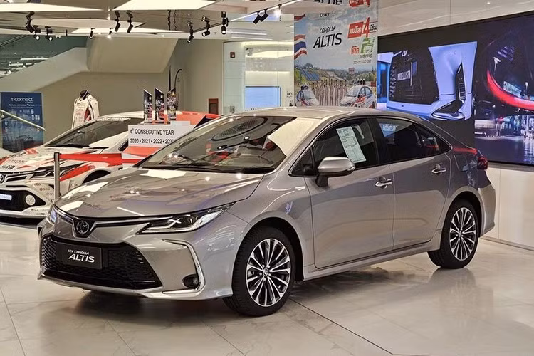 Toyota Corolla Altis ﻿Toyota Corolla Altis chỉ bán được 23 xe, giảm 4,1%. Với kết quả này, mẫu xe nhà Toyota tiếp tục xếp cuối cùng trong phân khúc sedan hạng C tại Việt Nam. Toyota Corolla Altis không còn giữ được phong độ như trước một phần là vì đã lâu không được nâng cấp về mặt thiết kế, trang bị và động cơ. Bên cạnh đó, xe còn sở hữu giá bán kém hấp dẫn, dao động từ 725 - 870 triệu đồng.