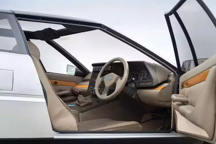 Nó được trang bị một loạt bộ truyền động thủy lực điều khiển bằng máy tính, cho phép điều chỉnh tức thời độ cao gầm, độ dốc, độ giảm chấn và độ nghiêng. Hệ thống này tỏ ra khá rắc rối, và Lotus đã ngừng sản xuất để phát triển thêm.