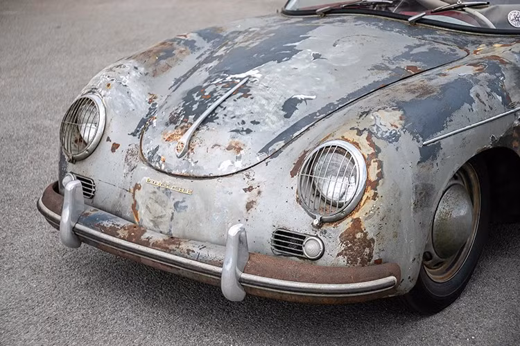 Quá trình tháo rời chiếc xe được ghi nhận cẩn thận nhằm bảo tồn các bộ phận nguyên bản. Các bộ phận bị hư hỏng sẽ được thay thế mới nhưng đảm bảo vẫn là phụ tùng nguyên bản.