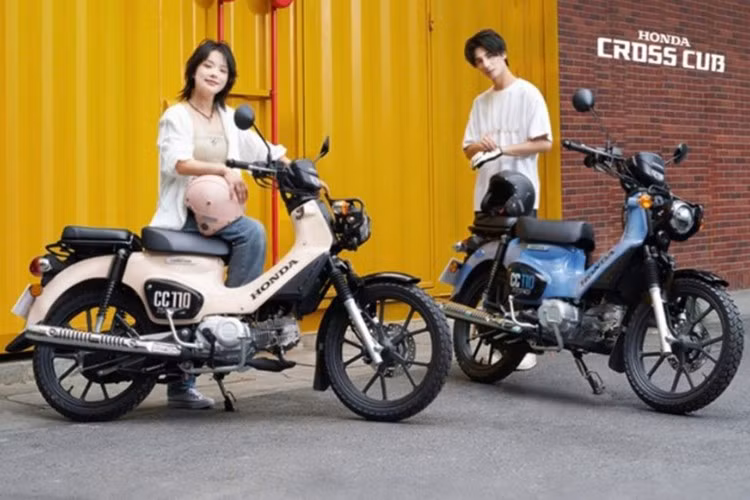 Theo đó, ở lần lên đời này, Honda không thay đổi thiết kế tổng thể của mẫu xe máy Cross Cub 110 2025, mà tập trung tinh chỉnh bảng màu và một số chi tiết ở ngoại hình nhằm mang đến cho xe diện mạo tươi mới hơn.