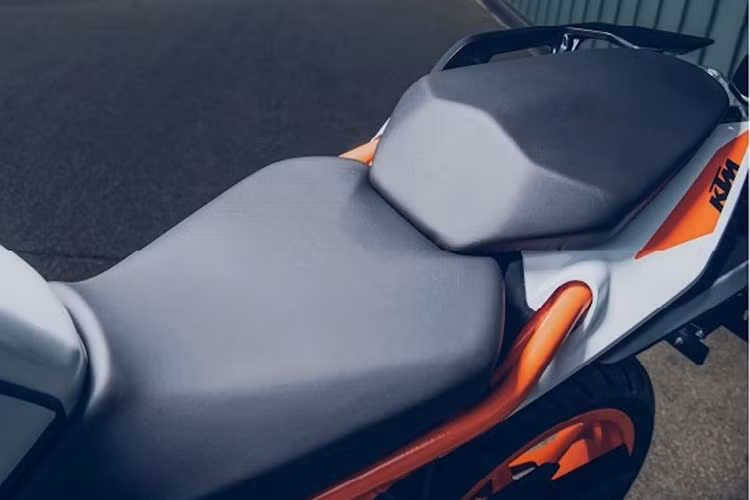 Xe được trang bị bình xăng 10,1 lít cùng bộ vành hợp kim 17 inch với lốp trước 110 và lốp sau 140. Trong danh mục sản phẩm của công ty, KTM 160 Duke được định vị thấp hơn 200 Duke, 250 Duke và 390 Duke.