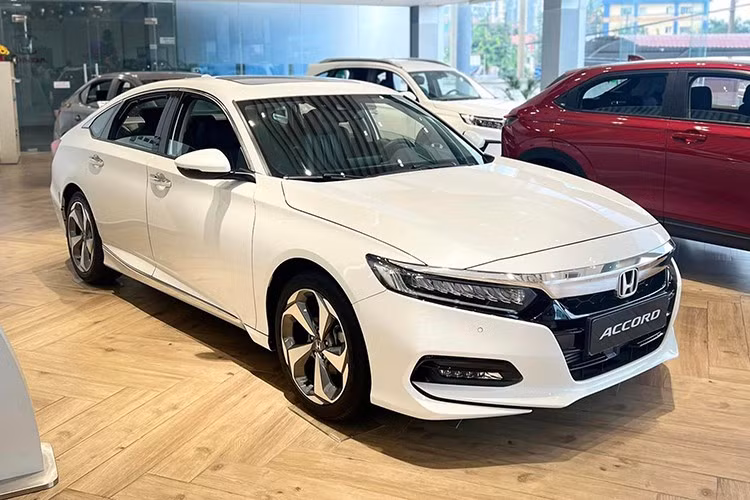 Honda Accord ﻿Tương tự tháng 6/2025, mẫu xe đứng ngay phía sau Ford Explorer trong top 10 ôtô bán kém nhất thị trường cũng là Honda Accord. Mẫu sedan hạng trung này bán ra 4 chiếc, tăng trưởng 100% so với tháng liền trước. Trong vài tháng trở lại đây, Honda Accord đã bị hãng cắt chương trình ưu đãi tiền mặt trị giá lên đến 250 triệu đồng. Việc thế hệ mới của mẫu xe này về Việt Nam trong thời gian tới cũng còn bỏ ngỏ.