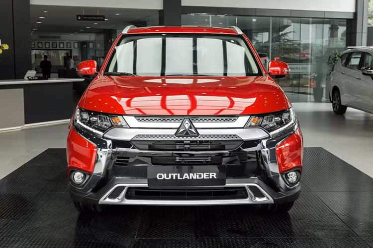 Mitsubishi Outlander ﻿Mẫu xe còn lại trong top ôtô ế ẩm nhất Việt Nam trong tháng 7/2025 là Mitsubishi Outlander. Mẫu xe này bán ra 37 chiếc, tăng trưởng 19,3%. Đây là mẫu xe hiếm hoi trong top 10 này tăng trưởng dương trong tháng 7 vừa qua. Lần nâng cấp gần đây nhất của Mitsubishi Outlander tại Việt Nam là năm 2020. Điều này, cộng giá bán không quá rẻ (từ 825 - 950 triệu đồng), là nguyên nhân khiến Outlander bán kém trong phân khúc SUV cỡ C.