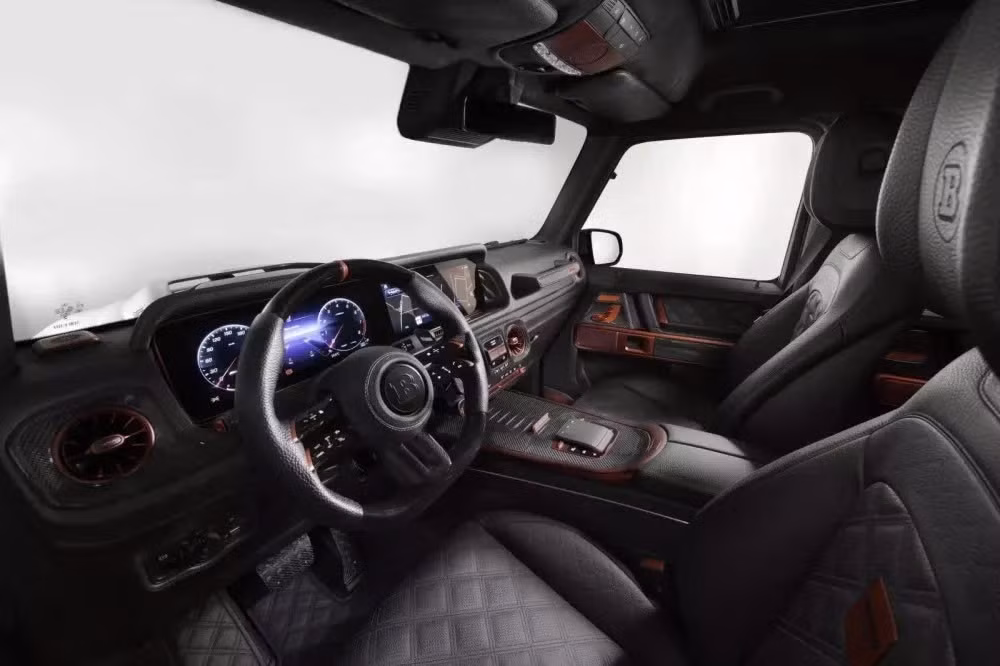 Các điểm nhấn carbon bổ sung cũng được trang bị, tạo nên bộ body kit chuyên dụng, càng làm nổi bật chiếc "quái vật" dẫn động sáu bánh này.