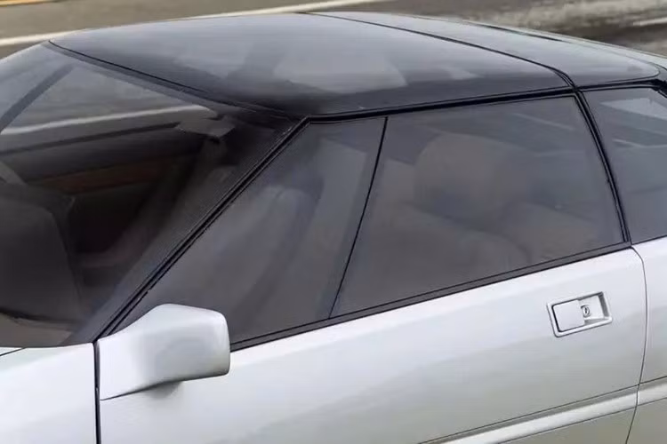 Điều gì làm cho nó trở nên đặc biệt? Mặc dù sử dụng cùng khung gầm với Esprit, Etna được trang bị công nghệ tiên tiến, bao gồm hệ thống treo chủ động lấy từ chiến dịch Công thức 1 của Lotus. Hệ thống treo này ra mắt lần đầu trên chiếc Lotus 92 vào năm 1983.