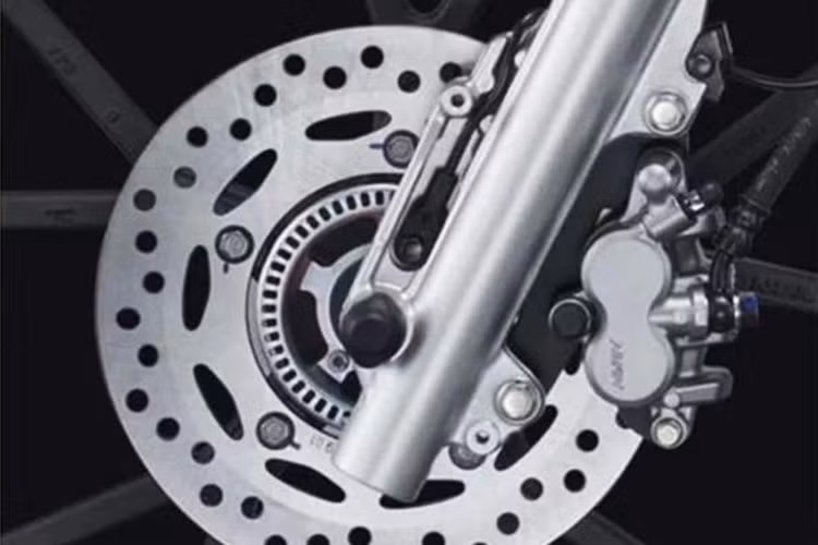 Honda trang bị cho Cross Cub 110 2025 phanh ABS một kênh ở bánh trước, giúp giảm nguy cơ trượt bánh khi phanh gấp. Hãng sử dụng cặp giảm xóc sau dạng đôi, đáp ứng tốt khi xe đi qua đường gồ ghề hoặc chở hai người.