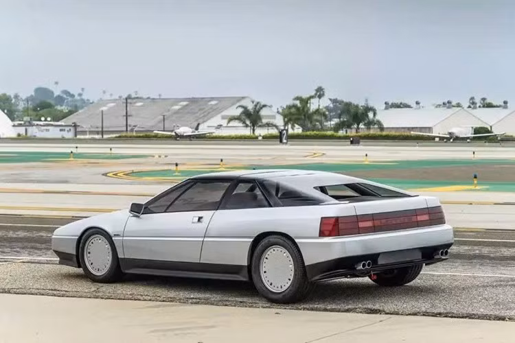 Chiếc xe này mang tên Lotus Etna và đã được hé lộ tại Triển lãm Ô tô Quốc tế Anh năm 1984. Mặc dù ra mắt 2 năm sau khi Colin Chapman qua đời, Etna vẫn sở hữu động cơ V8 do chính ông đặt hàng. Ban đầu được lên kế hoạch sản xuất hàng loạt, Etna vẫn chỉ là một mẫu xe ý tưởng độc nhất vô nhị.