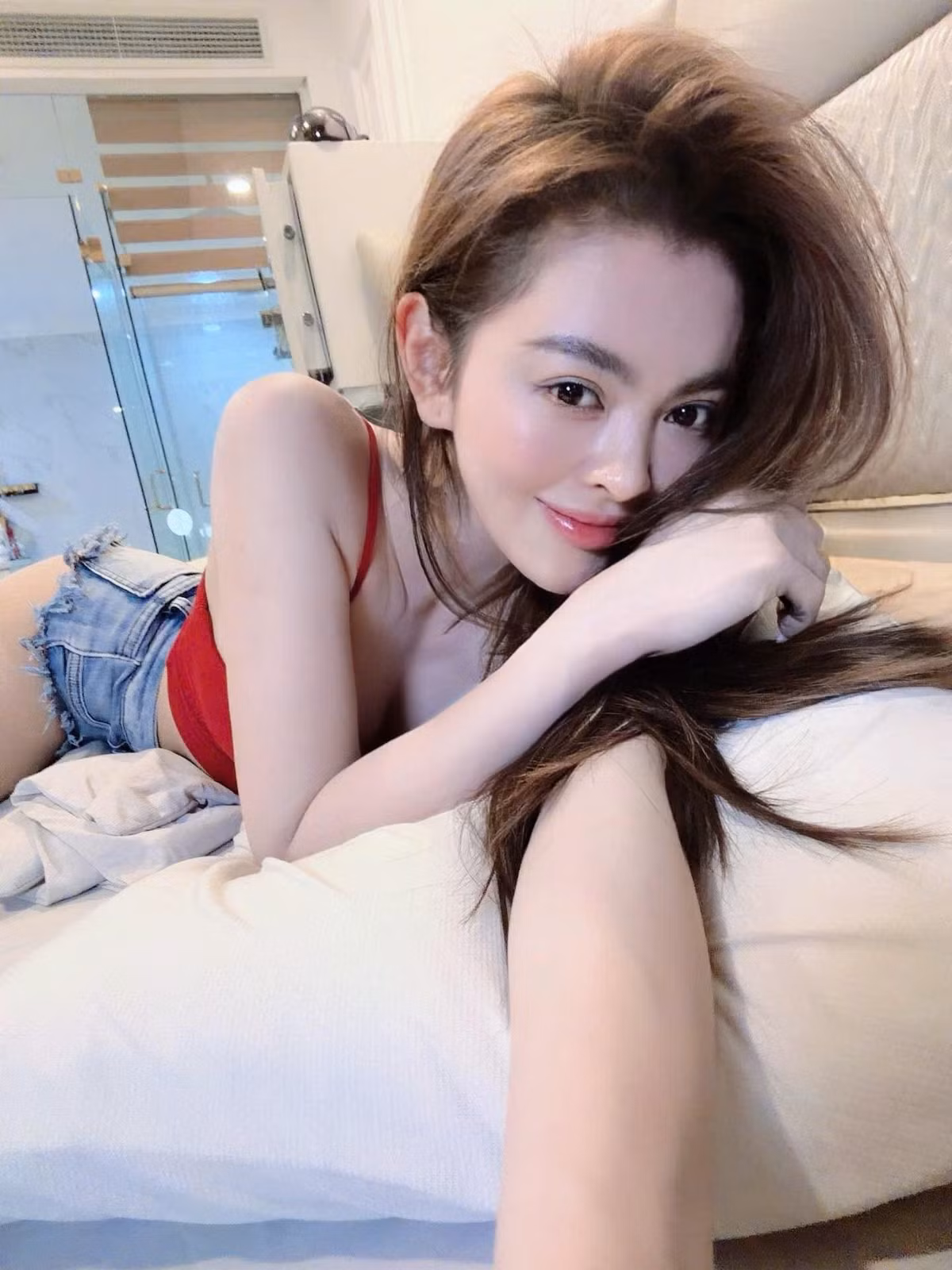 Tuy nhiên, đi kèm với sự nổi tiếng là hàng loạt ồn ào, tranh cãi. Đáng chú ý nhất là vụ việc xô xát tại cửa hàng năm 2023, khiến cô bị kết án 9 tháng tù vì tội Gây rối trật tự công cộng. Đến tháng 9/2024, Trang Nemo chính thức mãn hạn tù và trở lại cuộc sống bình thường.