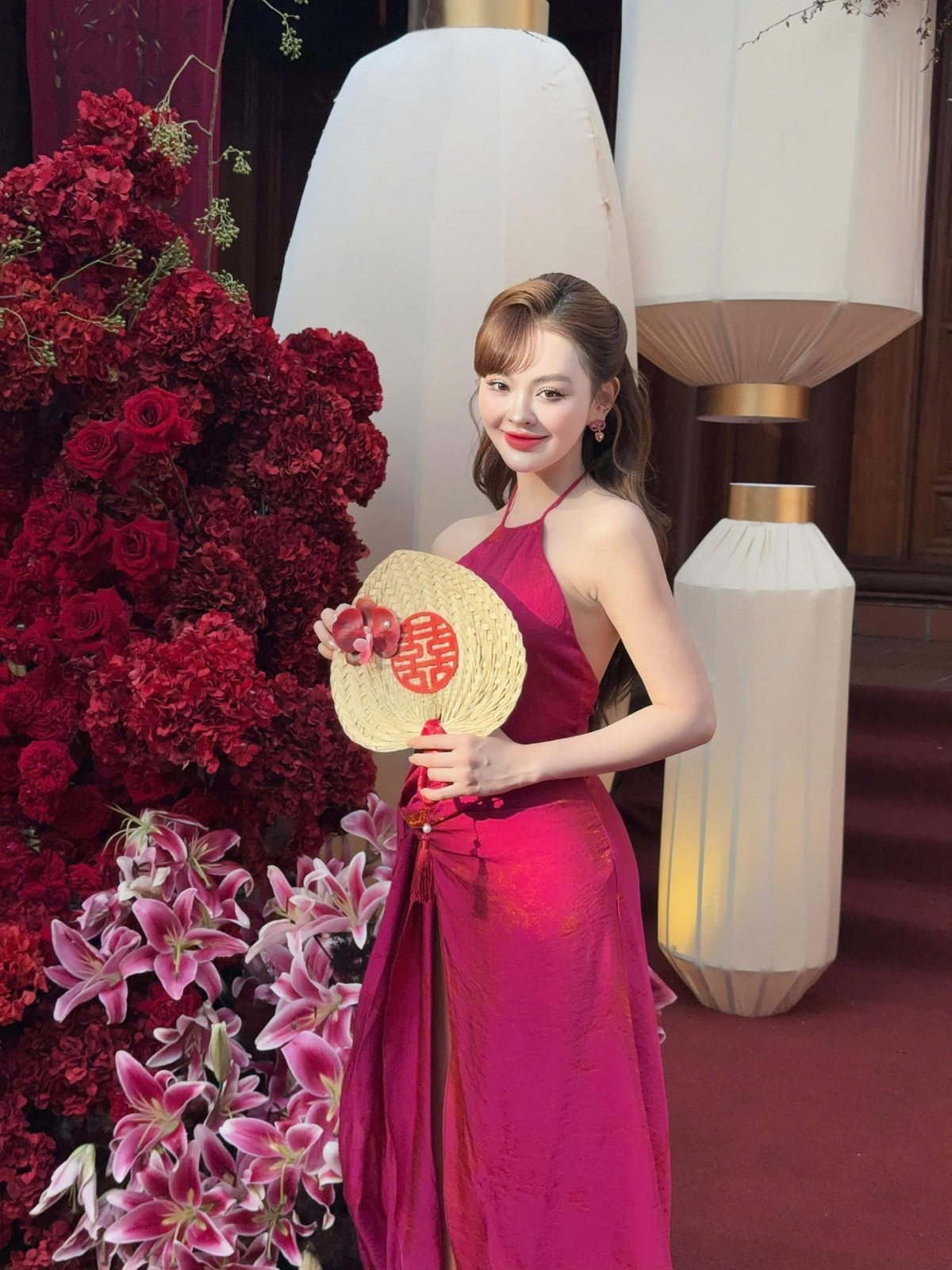 Qua từng khoảnh khắc, Trang Nemo thể hiện rõ phong thái tự tin. Góc nghiêng sắc sảo, sống mũi cao, gương mặt nhỏ nhắn kết hợp mái tóc búi gọn sau cổ càng giúp tôn lên vẻ đẹp hiện đại.