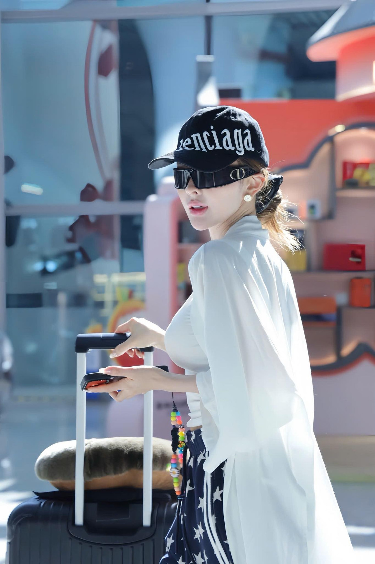 Hot girl – doanh nhân Trang Nemo (Nguyễn Xuân Hương Trang), nhân vật luôn gắn liền với những câu chuyện thị phi trên mạng xã hội, mới đây tiếp tục gây chú ý khi xuất hiện tại sân bay với outfit cực chất.