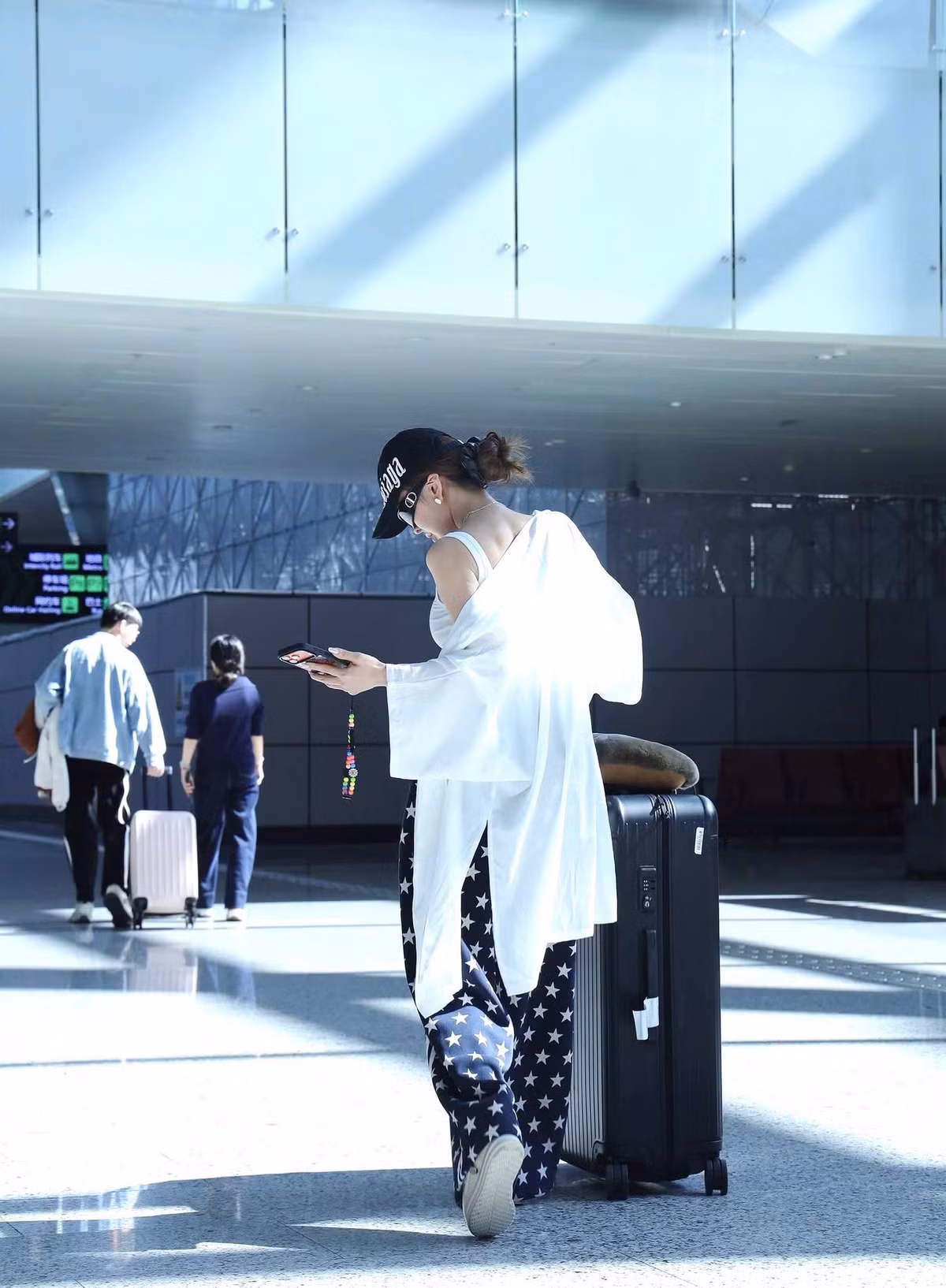 Trong bộ ảnh, Trang Nemo lựa chọn áo tank-top ôm dáng màu trắng, khoe vòng một đầy đặn cùng vóc dáng thon gọn. Kết hợp cùng áo khoác dáng dài mỏng nhẹ tạo hiệu ứng bay bổng trong ánh sáng sân bay, tổng thể mang đến cảm giác vừa khỏe khoắn vừa gợi cảm nhưng không phô phang.