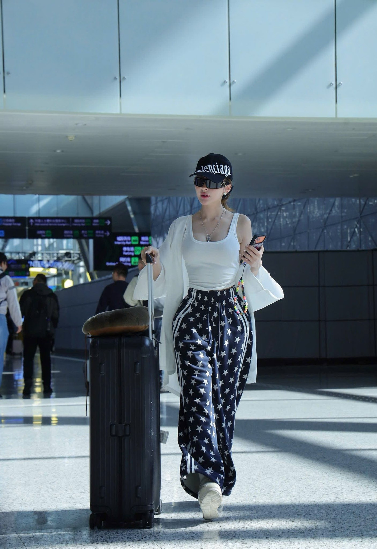 Loạt ảnh được chia sẻ cho thấy Trang Nemo khoe trọn phong thái sang chảnh, cá tính nhưng không kém phần gợi cảm trong phong cách thời trang đời thường.