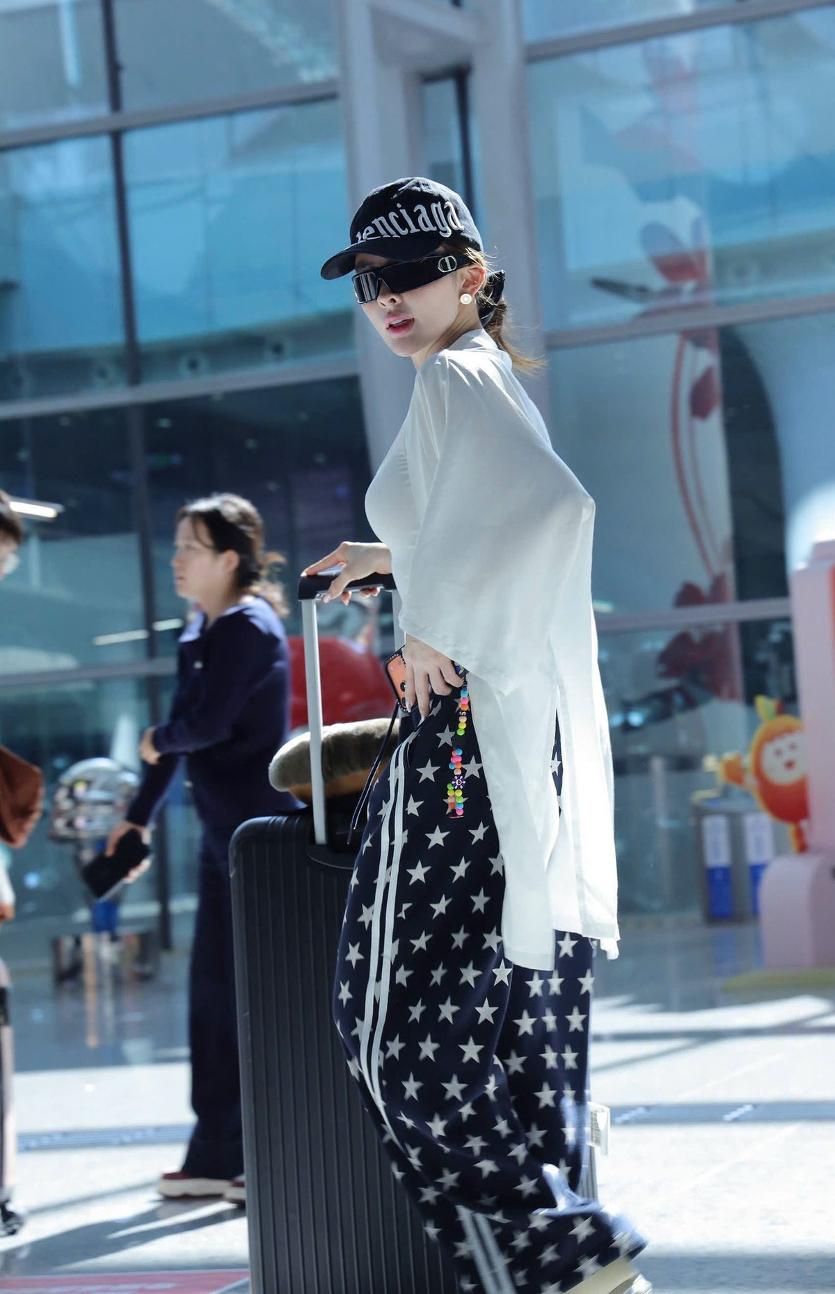 Quần ống rộng họa tiết ngôi sao màu navy tạo điểm nhấn mạnh mẽ, mang hơi hướng street-style Mỹ, giúp cô nàng trông trẻ trung, hợp xu hướng.