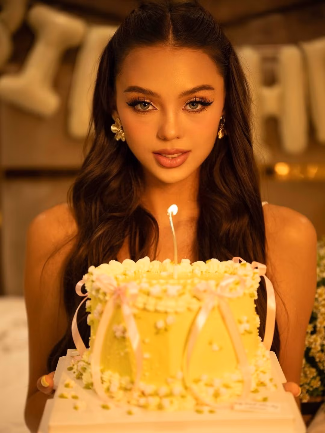 Bên cạnh sinh nhật, người mẫu còn đón dịp kỷ niệm 3 năm ngày cưới bên cạnh chồng trong một chuyến du lịch.