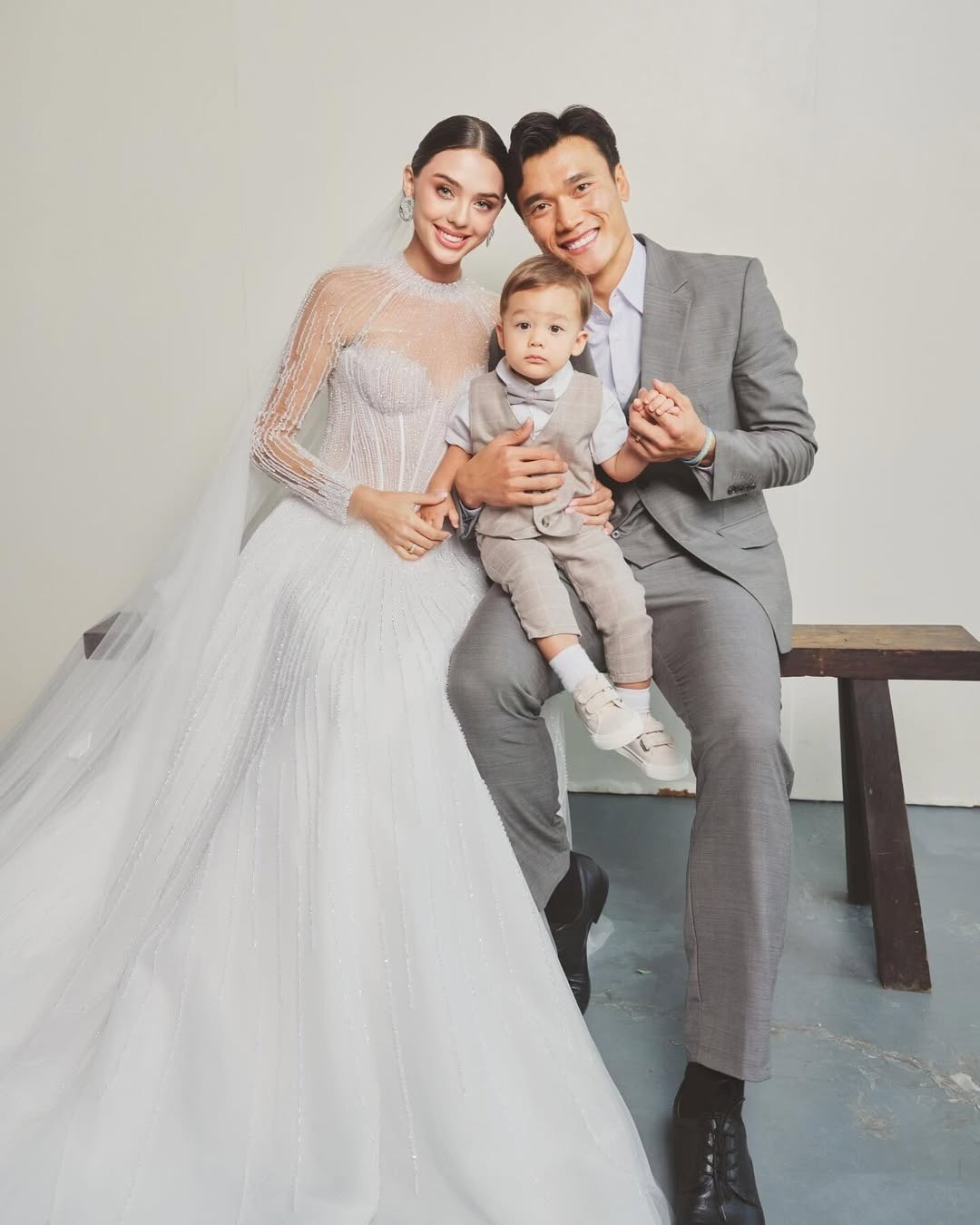 Tháng 5/2022, Bùi Tiến Dũng gây bất ngờ khi kết hôn với nàng mẫu Ukraine sau khoảng 2 năm hẹn hò. Đám cưới được tổ chức riêng tư với khoảng 30 khách mời thân thiết. Đến cuối năm, cặp đôi chào đón con trai đầu lòng trong lời chúc phúc của gia đình, bạn bè và khán giả hâm mộ thể thao. Sau gần 4 năm hôn nhân, nàng mẫu Tây vẫn thường xuyên cập nhật những khoảnh khắc hạnh phúc, ngọt ngào bên chồng con lên mạng xã hội.