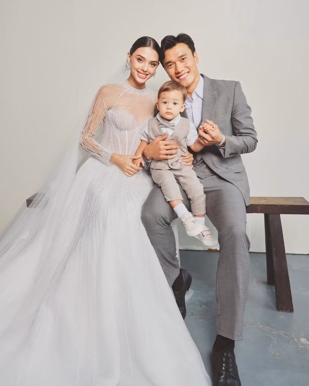 Tháng 5/2022, Bùi Tiến Dũng gây bất ngờ khi kết hôn với nàng mẫu Ukraine sau khoảng 2 năm hẹn hò. Đám cưới được tổ chức riêng tư với khoảng 30 khách mời thân thiết. Đến cuối năm, cặp đôi chào đón con trai đầu lòng trong lời chúc phúc của gia đình, bạn bè và khán giả hâm mộ thể thao. Sau gần 4 năm hôn nhân, nàng mẫu Tây vẫn thường xuyên cập nhật những khoảnh khắc hạnh phúc, ngọt ngào bên chồng con lên mạng xã hội.