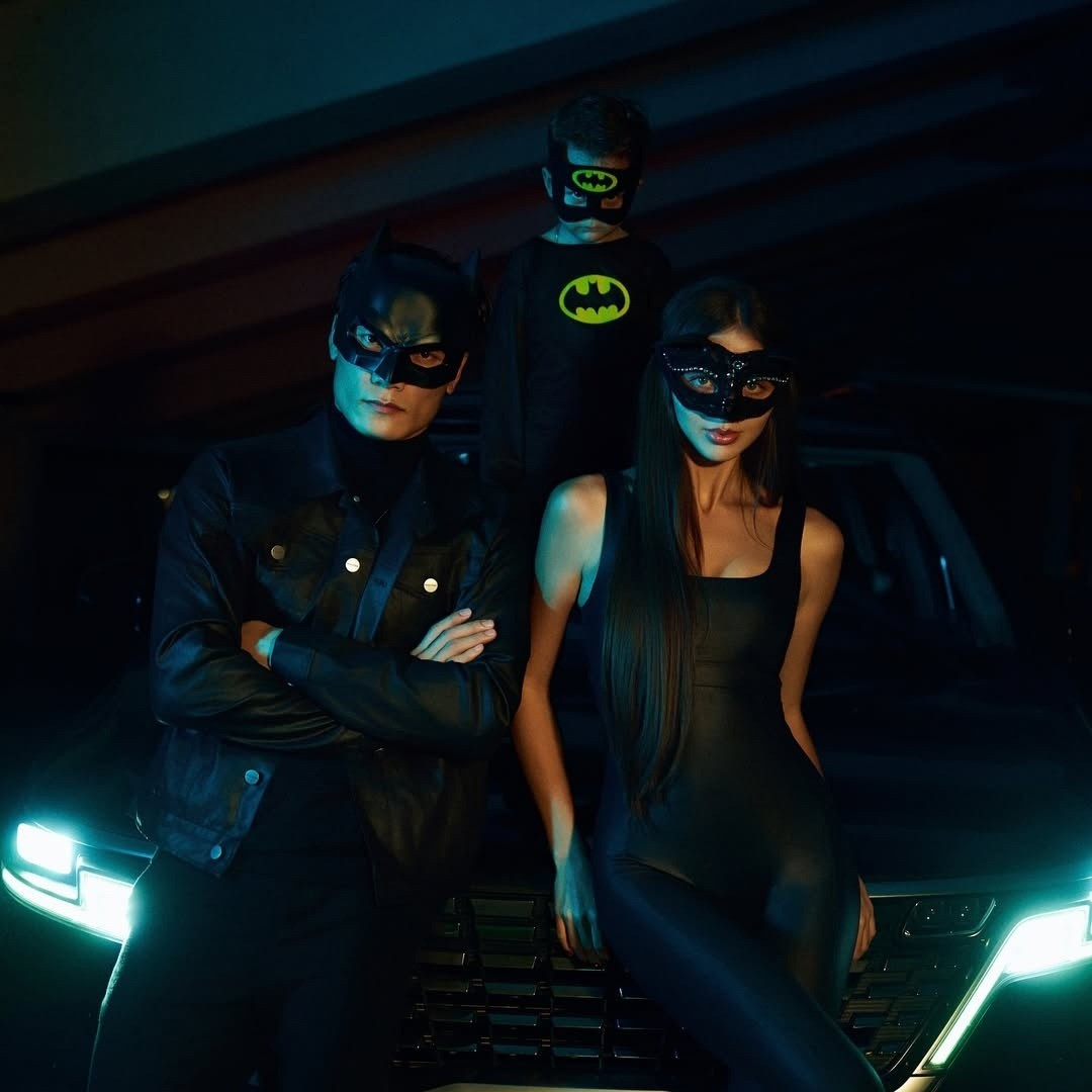 Ngoài việc tổ chức các lễ kỷ niệm, tặng hoa và quà cho vợ trong những dịp đặc biệt, Bùi Tiến Dũng còn tích cực cùng nửa kia tham gia vào các ngày lễ lớn. Dịp Halloween năm ngoái, gia đình 3 thành viên hóa trang theo concept Người Dơi, ăn mừng lễ hội này theo cách riêng.