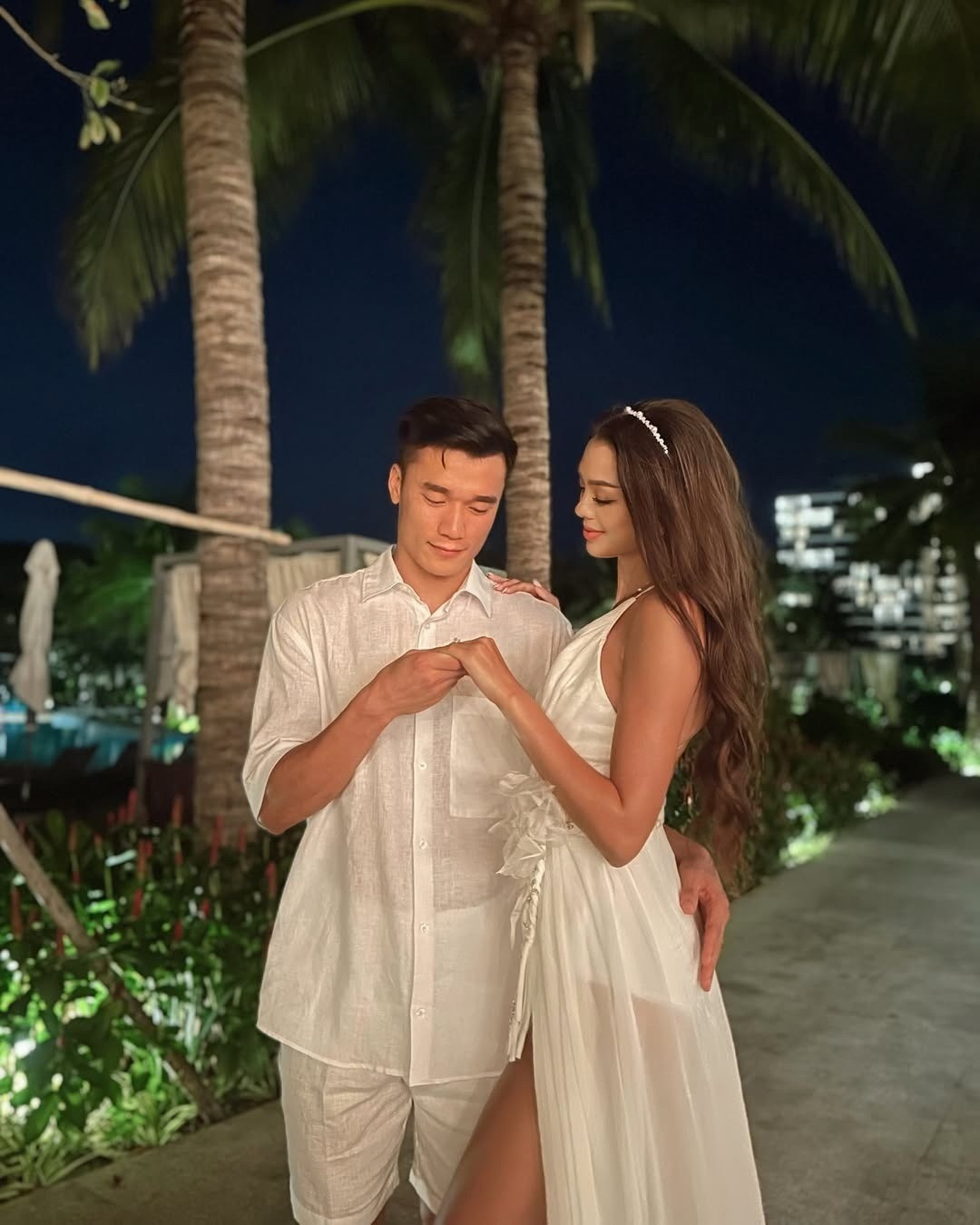 Trong bộ hình, Dianka Zakhidova khoe chiếc nhẫn cưới đính kim cương đã đeo trong 3 năm qua. Cô cũng dành những lời yêu thương cho chồng: “Với anh, em cảm thấy được cần đến, được yêu và là chính mình. Trở thành vợ anh là quyết định hạnh phúc nhất. Cảm ơn vì chúng mình, vì Danil (tên con trai của cặp đôi), vì tình yêu mà chúng mình đã chia sẻ. Chúc mừng kỷ niệm 3 năm ngày cưới, tình yêu của em”.