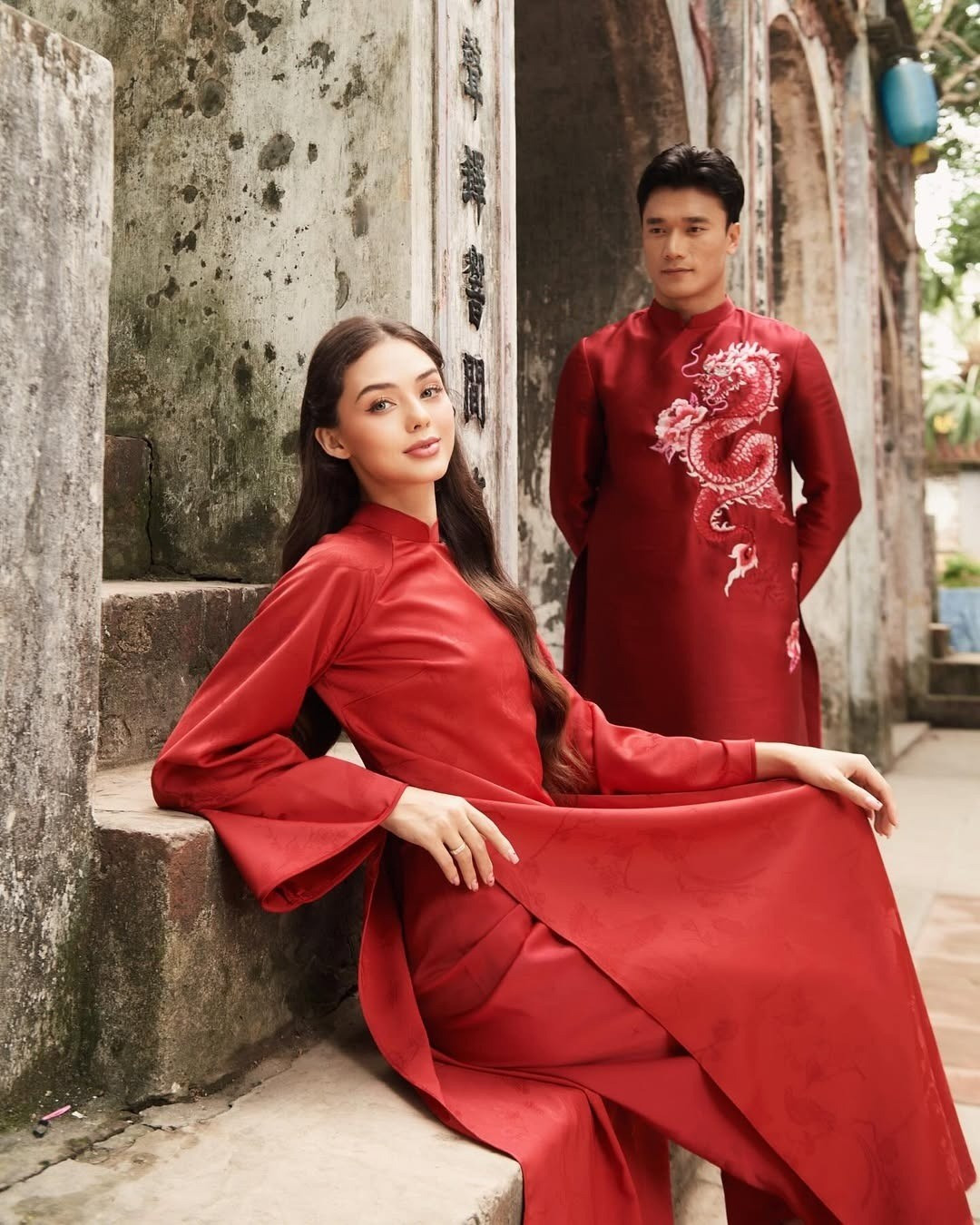 Trong các mùa Tết Nguyên đán, Bùi Tiến Dũng và vợ cũng thực hiện những bộ hình diện áo dài, hưởng ứng ngày lễ quan trọng đối với người Việt Nam, cho thấy sự thích nghi và hòa nhập của nàng dâu ngoại quốc.