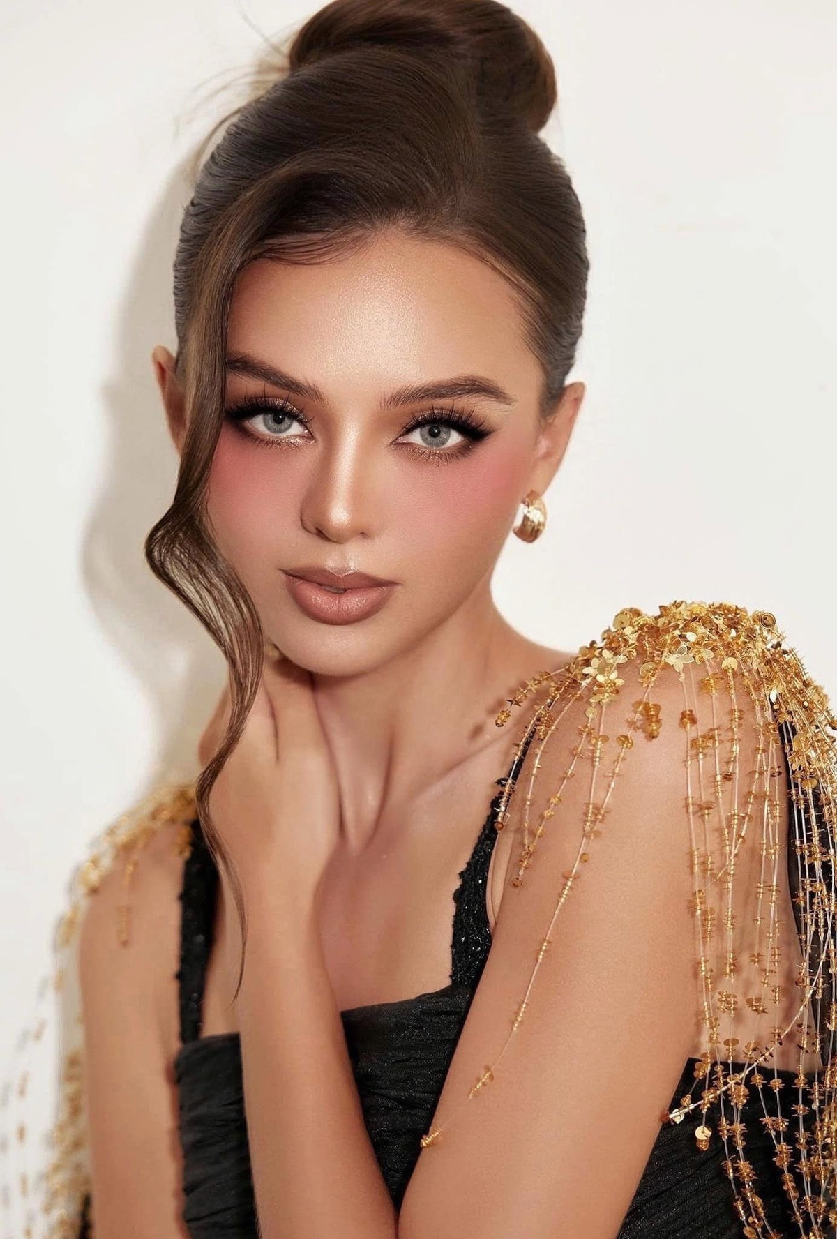 Dianka Zakhidova (người Ukraine, sinh năm 2000), vợ của thủ môn Bùi Tiến Dũng, thu hút sự chú ý trên mạng xã hội nhờ sở hữu ngoại hình ấn tượng và thường xuyên chia sẻ về gia đình nhỏ.