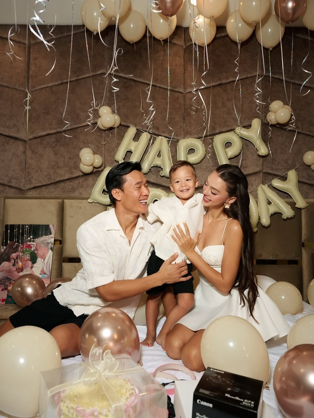 Nàng WAG sinh năm 2000 cũng đón sinh nhật tuổi 25 hồi tháng 9/2025 bên cạnh chồng con. Cô diện chiếc váy trắng tinh khôi, cầm bánh kem trên tay và để lại dòng chú thích trên mạng xã hội: “Chúc mừng tuổi 25 của tôi. Thêm một năm cảm thấy biết ơn vì cuộc sống tươi đẹp, gia đình, bạn bè và tình yêu thương luôn ngập tràn xung quanh. Hạnh phúc và biết ơn”.