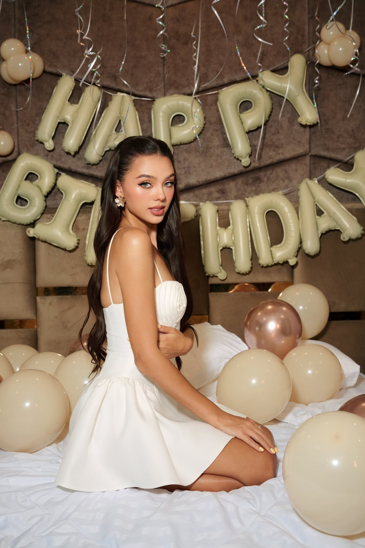 Dianka được biết đến với công việc người mẫu, song không còn đi diễn nhiều sau khi kết hôn với Bùi Tiến Dũng vào năm 2022. Nàng WAG Tây tập trung dành nhiều thời gian cho chồng và con nhỏ trong những năm đầu của hành trình làm mẹ.