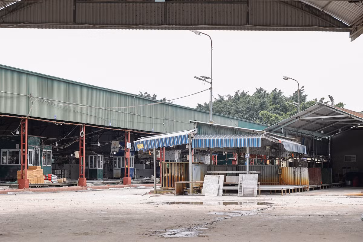 Nhân viên bảo vệ cho biết cơ sở hiện đã phun khử khuẩn, rắc vôi và ốp lại gạch sàn; đồng thời chờ kết quả xét nghiệm âm tính với virus dịch tả lợn châu Phi để mở cửa hoạt động trở lại.