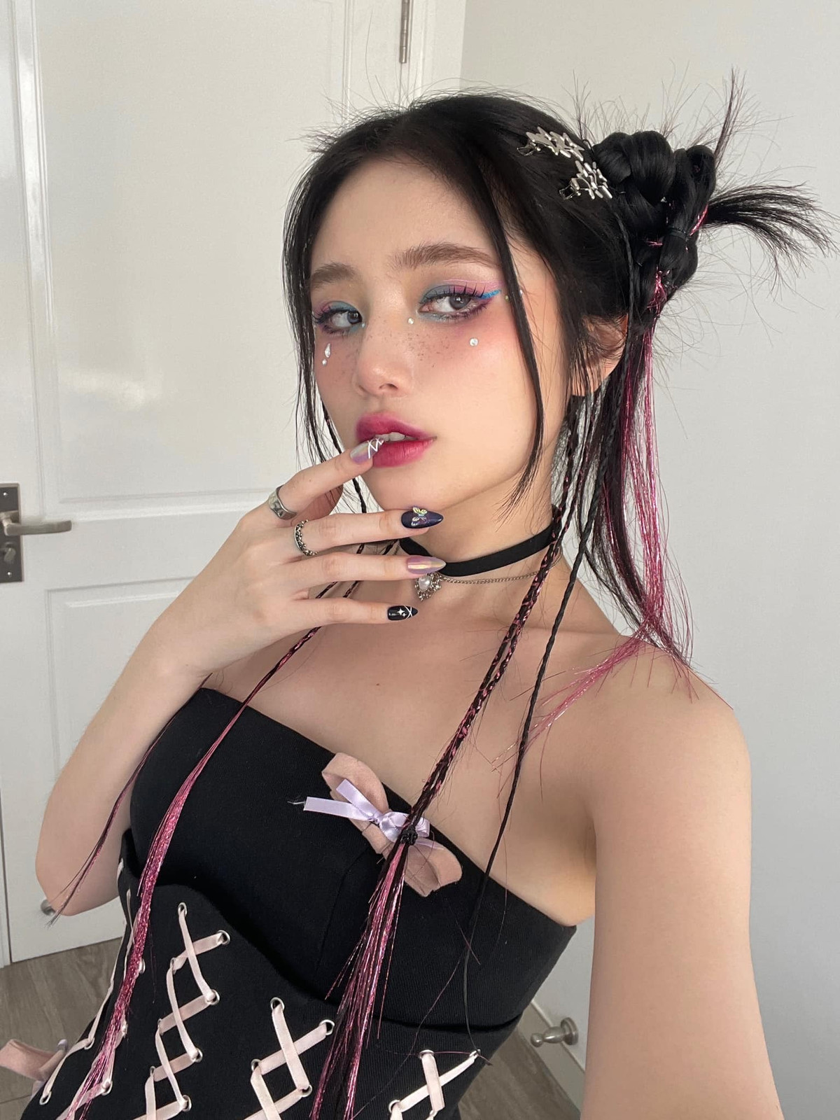 Trước những thắc mắc từ fan, mới đây, Mao Hie bất ngờ chia sẻ trạng thái: "Thời gian qua mình khá ít hoạt động trên mạng xã hội lẫn công việc livestream. Gần như mình đã off được 2 tuần rồi. Một tháng gần đây mình rất stress với mọi thứ. Dường như những thứ tồi tệ nó đều đến với mình và cả cảm xúc tiêu cực của mình nữa...