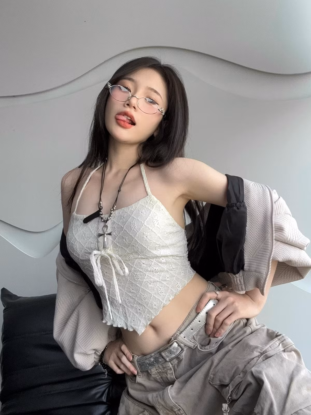 Theo đó, Mao Hie không chia sẻ cụ thể điều gì đã xảy ra nhưng cô đã dành khoảng thời gian riêng tư để đối diện và tự mình vượt qua khó khăn mà cô không thể diễn tả.