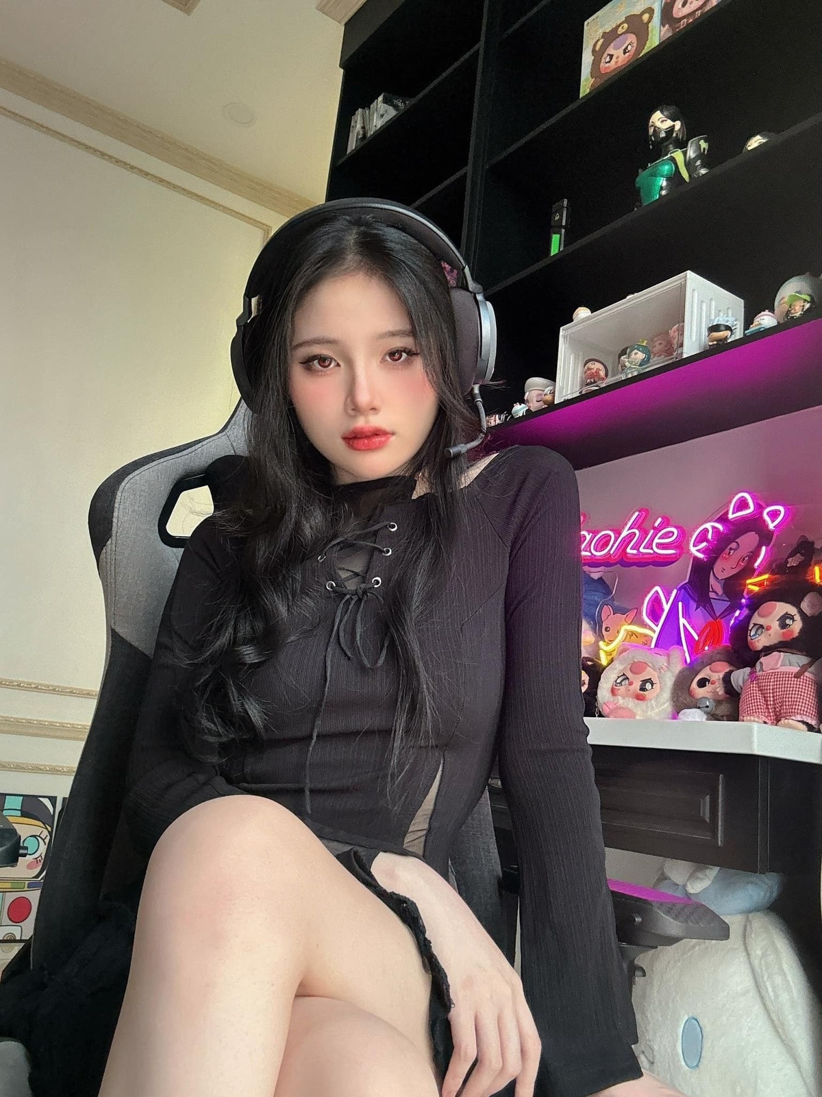 Đến thời điểm hiện tại, gái xinh cho biết bản thân đã "buông xuôi những cảm xúc tiêu cực"; "Từ giờ sẽ trở lại, hết mình với công việc và yêu thương những người đang yêu thương mình để không phải hối hận".