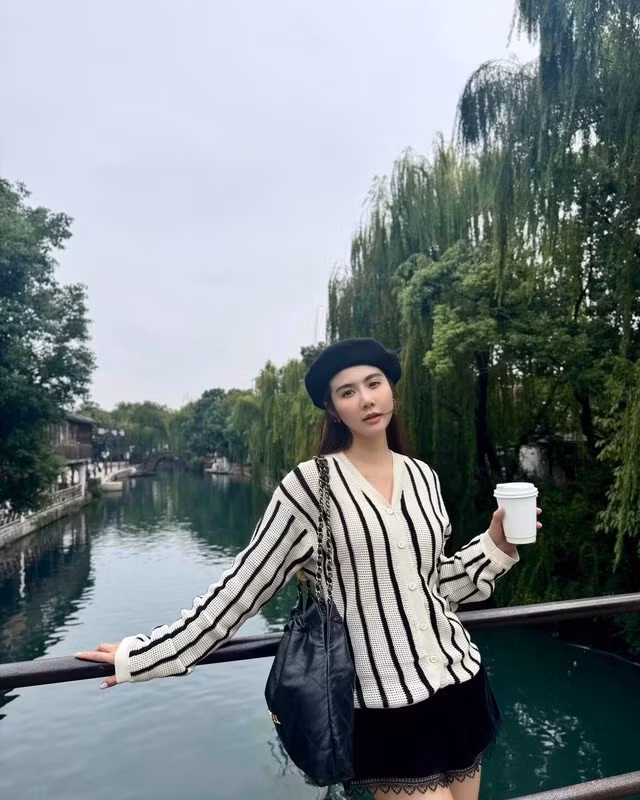 Điểm nhấn của outfit chính là áo cardigan họa tiết. Bộ đồ càng thêm nổi bật nhờ quần short nhung. Chiếc mũ nồi rất phù hợp với bộ cánh nữ tính, yêu kiều. Ảnh sử dụng trong bài: FBNV