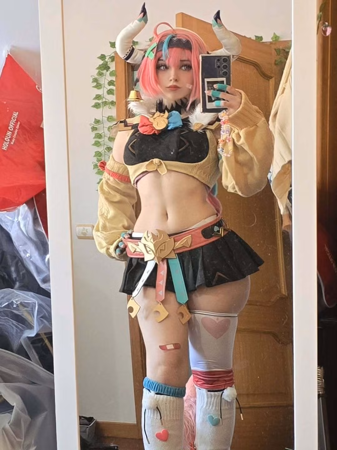 Trang phục được may tỉ mỉ, vừa vặn với từng đường nét trên cơ thể, giúp nữ coser phô diễn trọn vẹn vẻ đẹp khỏe khoắn và quyến rũ.