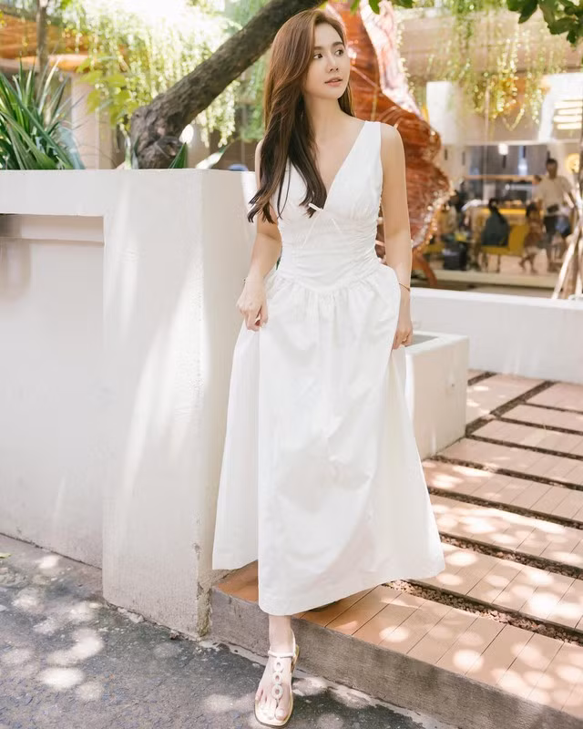 Mẫu váy trắng của Huyền Lizzie khá đơn giản nhưng vẫn thu hút ánh nhìn nhờ nét dịu dàng, tao nhã. Bộ váy này phù hợp để mặc đi dạo phố hoặc du lịch.