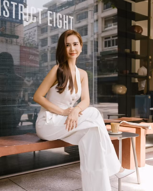 Để không phải suy nghĩ nhiều trong khoản phối đồ, chị em có thể áp dụng luôn công thức trang phục trên của Huyền Lizzie. Set đồ đồng bộ gồm áo gile và quần âu trắng giúp người mặc hoàn hiện vẻ ngoài thanh lịch, sang trọng.