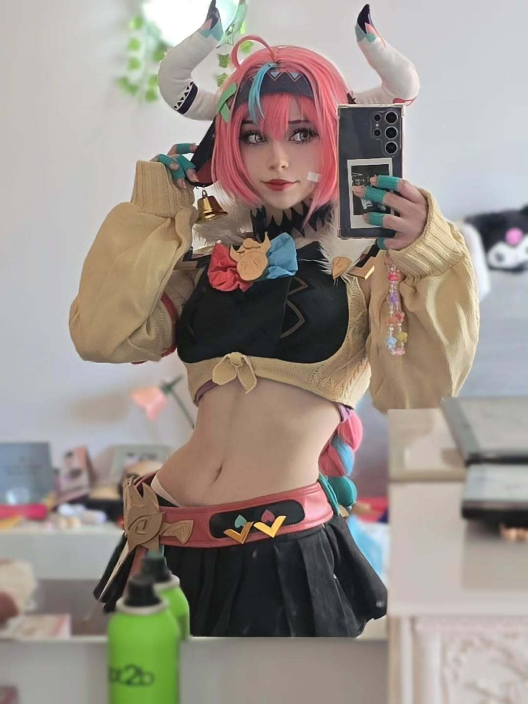 Với màn cosplay này, Vesani.cos đã tái hiện một cách xuất sắc từ thần thái, trang phục cho đến các phụ kiện đi kèm.