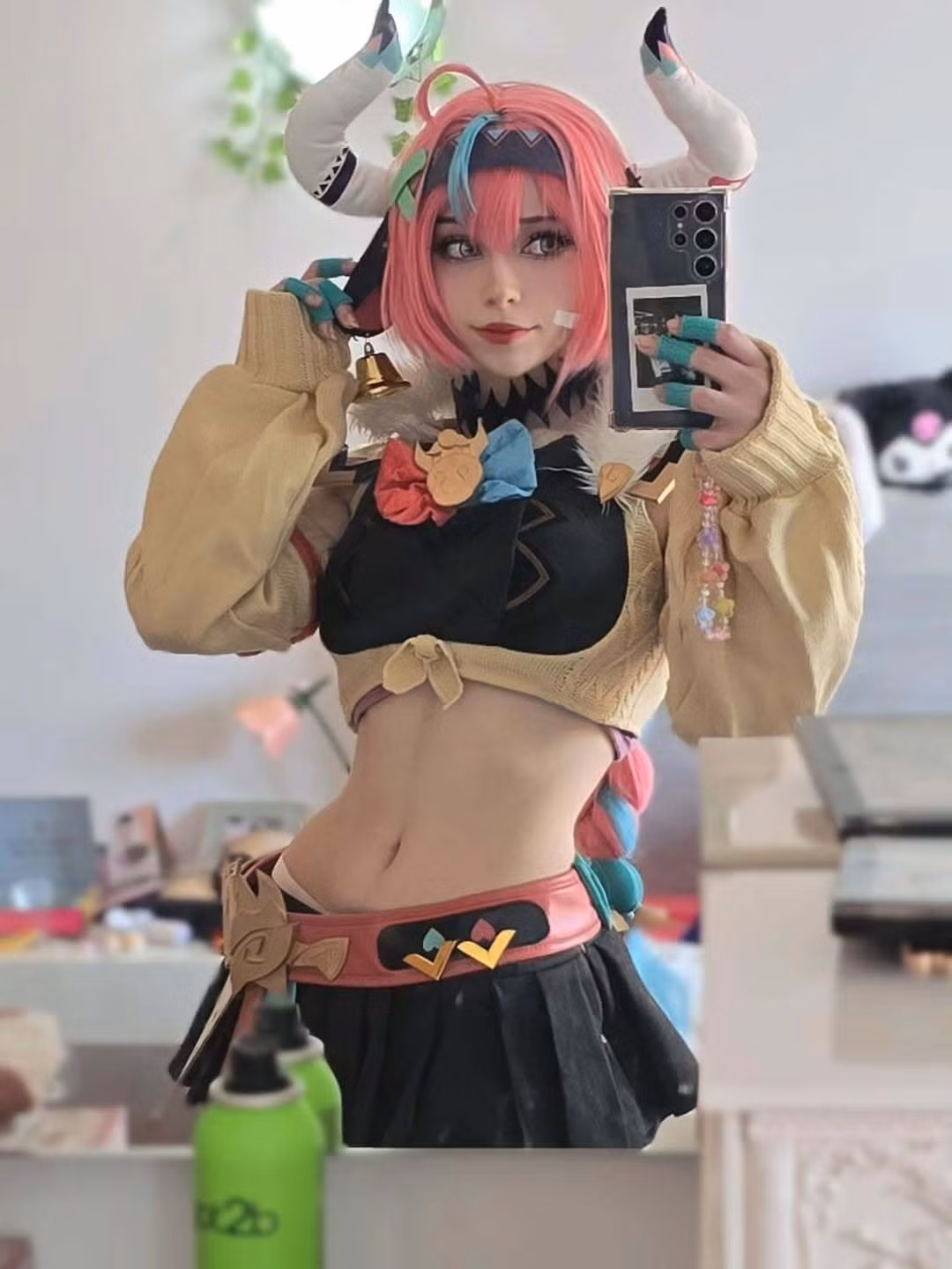 Với màn cosplay này, Vesani.cos đã tái hiện một cách xuất sắc từ thần thái, trang phục cho đến các phụ kiện đi kèm.